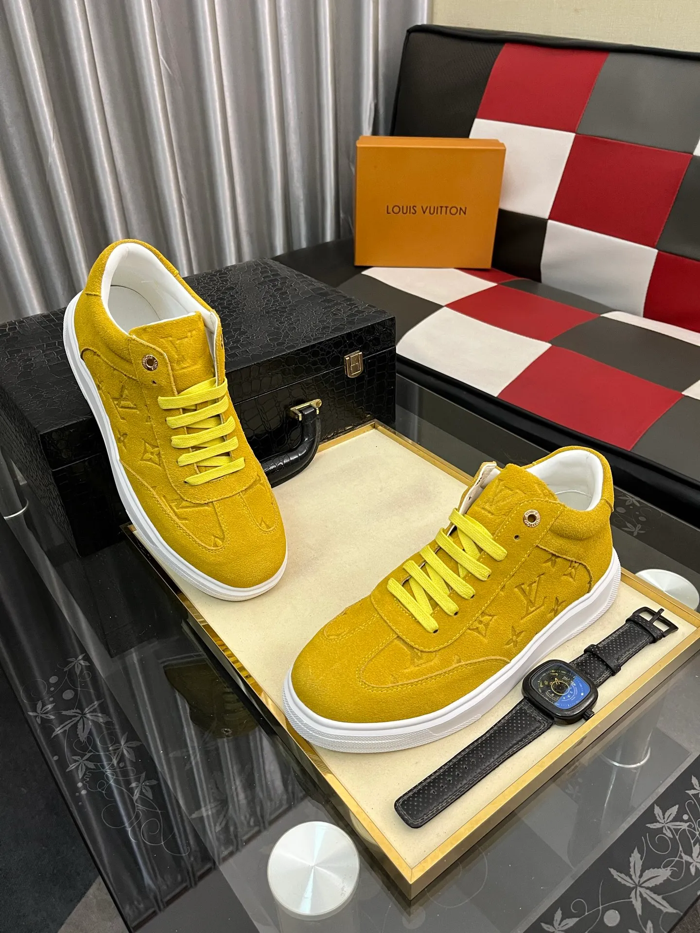 Ex-factory price: 420⌚️⌚️《Louis vuitton/LV Louis Vuitton》original quality.~ Unique modern style sneakers. 🏃A must-have casual shoe for trendy men😍😍 Original brand imported from Italy, imported original leather, cowhide lining (refuses to discolor and grind feet) sole: original sole provided by the original factory, French lazy style design ⚠️Fit to the feet, original quality, super comfortable original sole. Code number: 38-443️⃣Colors available